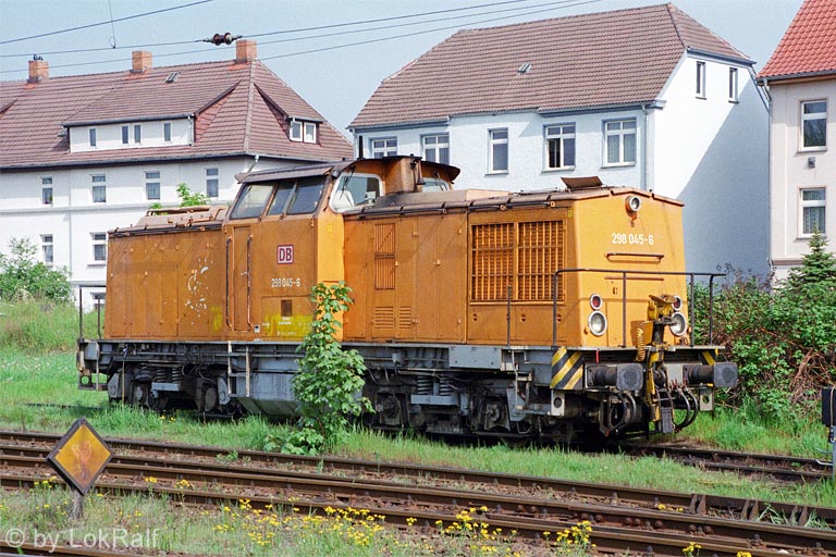 298 045