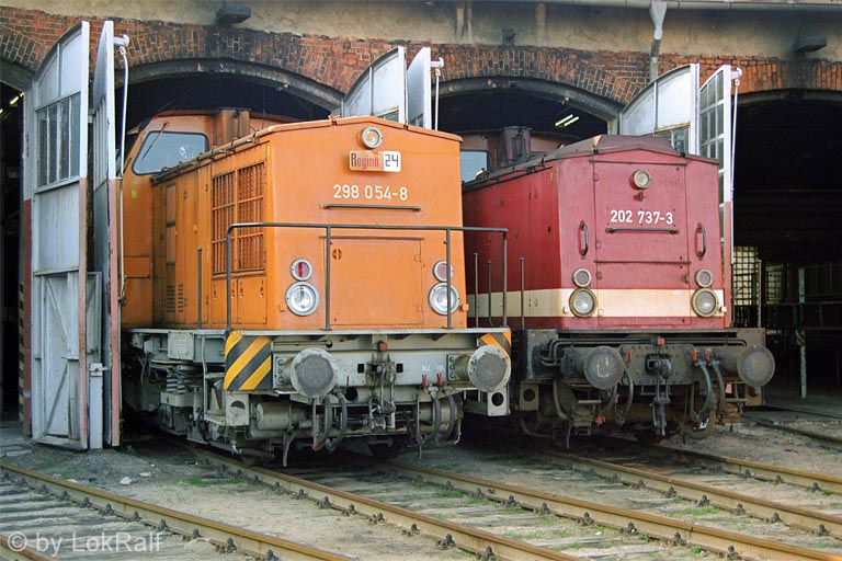 298 054