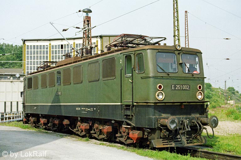 E 251 002