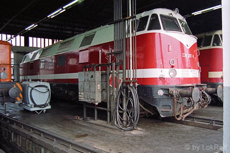 228 287